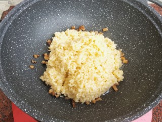 杂蔬虾仁炒饭,倒入米饭