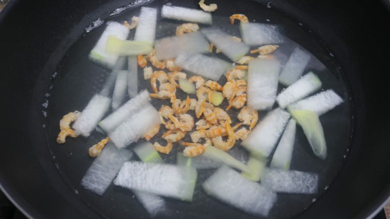 健康减脂汤,再倒入洗净虾米，煮十分钟，放适量食盐。