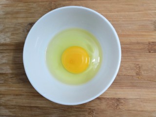 醪糟蛋花汤,先把鸡蛋，磕入碗中