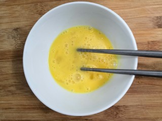 醪糟蛋花汤,用筷子，把鸡蛋搅打均匀，备用