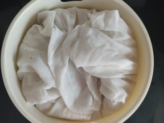 咸蛋黄糯米烧麦,糯米洗干净饮用水浸泡3小时以上，用蒸布包好，蒸笼蒸40分钟；