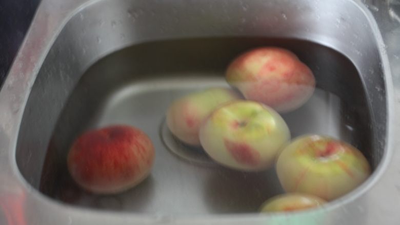 冰糖蒸蜜桃,首先，用淡盐水将桃子浸泡5分钟，然后将桃子清洗干净。