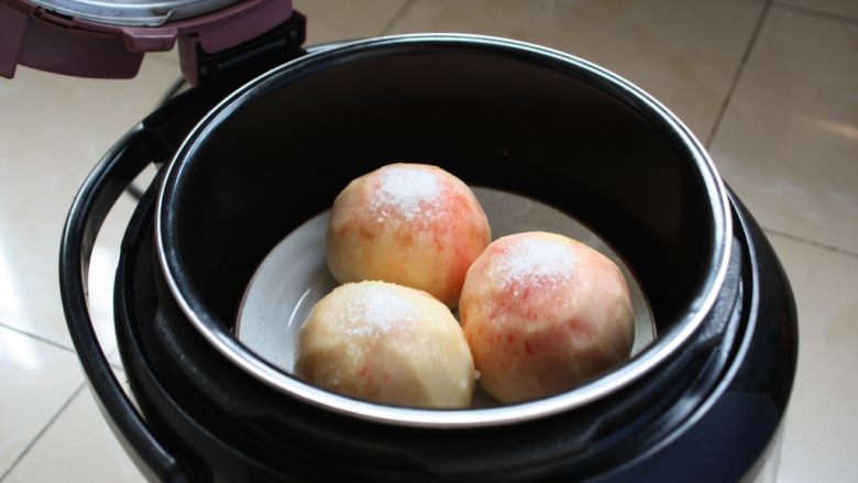 冰糖蒸蜜桃,将桃子放入电压力锅里，隔水蒸10～12分种，然后自然放气即可。
如果没有电压力锅用蒸锅也可以，需要蒸30分钟左右。
蒸桃子的时间仅作参考，需要依据桃子的大小和喜欢的口感调整。