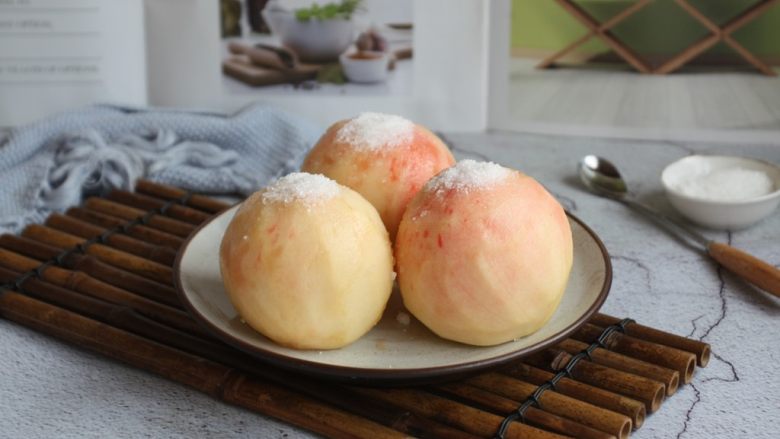 冰糖蒸蜜桃,在每个桃子上放1勺的冰糖粉。