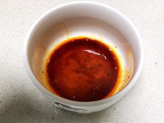 重庆红油抄手,调制碗汁：在碗里加入自制红油3勺，花椒油，生抽1勺，蚝油1勺，调匀