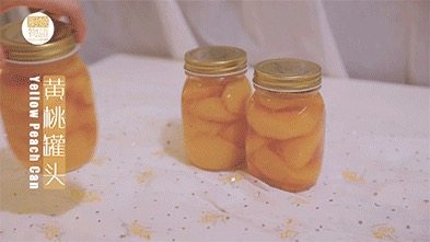 我的八月是黄桃味哒，你的呢？,放进冰箱冷藏一晚，黄桃罐头就做好啦，开吃吧~