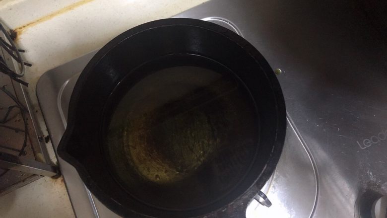 灯笼酥,油入锅中火烧至150°左右。