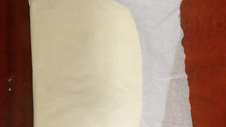 灯笼酥,垫上烘焙纸，擀成厚0.5厘米左右的长方形，冷藏30分钟。