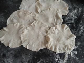 咸蛋黄糯米烧麦,这个是擀的饺子皮然后用手捏的烧麦皮，比擀的能省点事，也可以几个饺子皮一起捏；