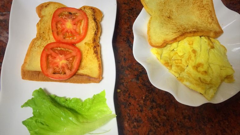 三明治,面包片，番茄，<a style='color:red;display:inline-block;' href='/shicai/ 4260'>沙拉</a>，鸡蛋，生菜，炼奶依次叠放