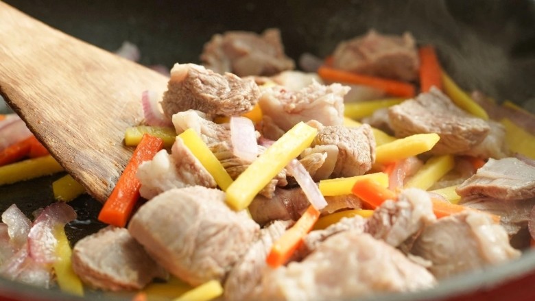 新疆特色手抓饭,加入胡萝卜条和羊肉，继续翻炒均匀