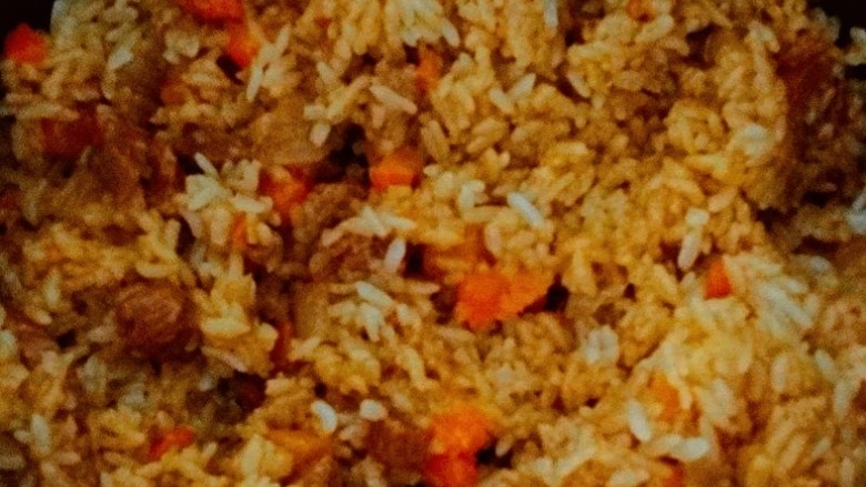 新疆特色手抓饭,将锅中米饭与菜肉，翻拌均匀