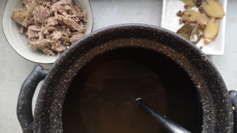 陕西胡辣汤,肉汤烧开后，小火熬两个半小时，捞出牛肉切碎，里面的调料也捞出来，牛肉和汤备用