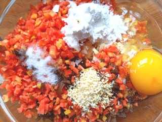 萝卜鸡肉卷,加入少许盐，鸡精，淀粉，鸡蛋，姜粉