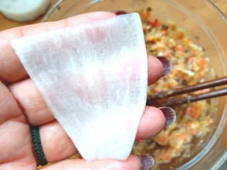 萝卜鸡肉卷,萝卜下部分比较细，擦成长条，放入馅卷起来