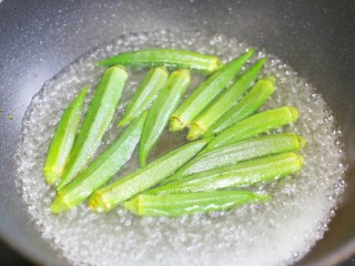 秋葵虾仁菌菇汤,焯水1分钟。菌菇洗净焯水2分钟。