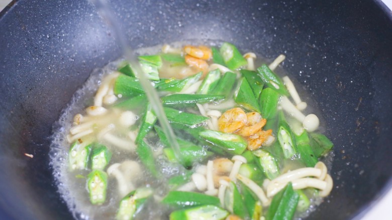 秋葵虾仁菌菇汤,加一大碗开水。