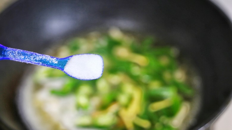 秋葵虾仁菌菇汤,出锅前加盐。