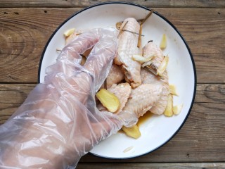 咸蛋黄鸡翅,将鸡翅抓拌均匀腌制半小时。中间可以每隔10分钟再抓拌一下，方便鸡翅均匀入味。