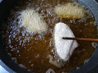 咸蛋黄鸡翅,锅中宽油烧至5成热，下裹好炸粉的鸡翅。