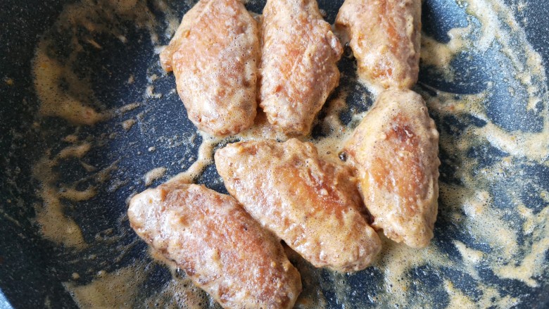 咸蛋黄鸡翅,让每一个鸡翅都裹上咸蛋黄，就可以关火出锅了。