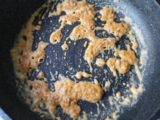 咸蛋黄鸡翅,咸蛋黄用铲子压碎，快速打圈翻炒至冒泡起沙。