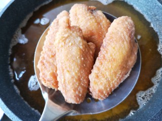 咸蛋黄鸡翅,炸好的鸡翅沥油捞出。