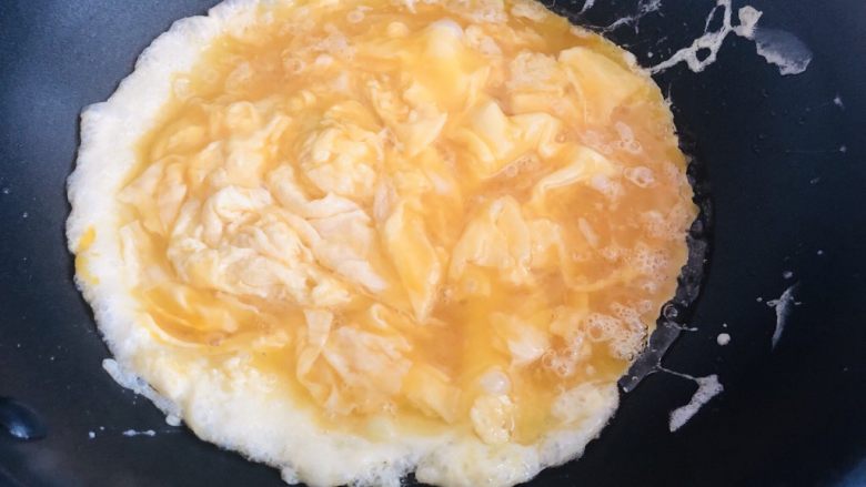 韭菜鸡蛋饺子,锅内入油，下入鸡蛋液炒熟