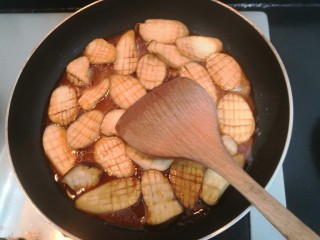 酱汁杏鲍菇,开大火，用铲子，快速的翻拌均匀