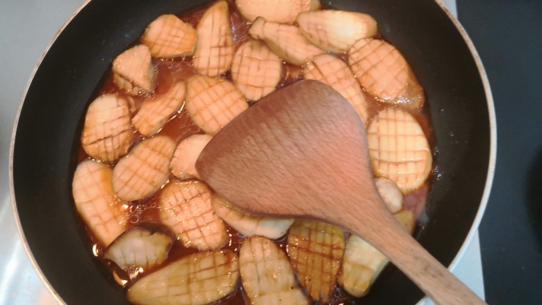 酱汁杏鲍菇,开大火，用铲子，快速的翻拌均匀
