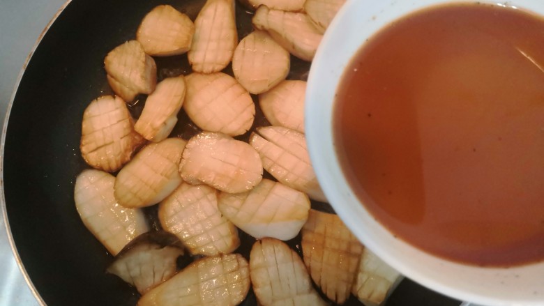 酱汁杏鲍菇,两面煎至金黄后，倒入搅拌好的料汁
