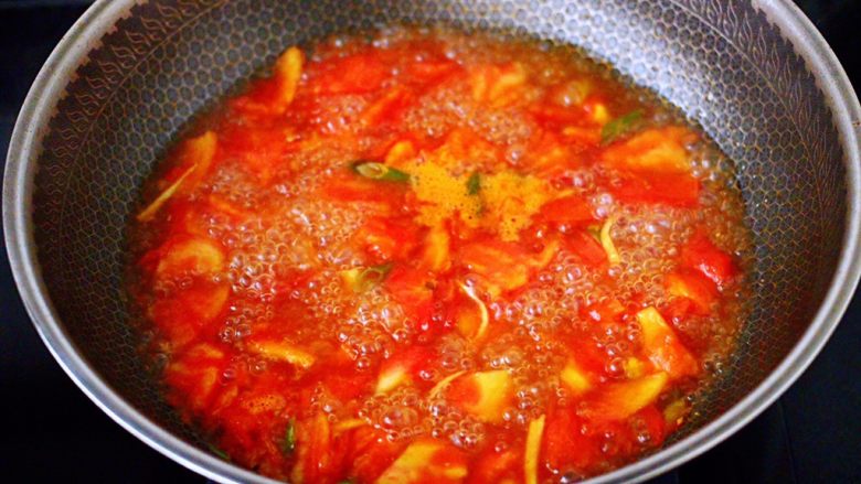 韩式部队火锅,大火继续翻炒至番茄块变软，汤汁变红的时候，锅中倒入适量的清水，大火煮沸后转小火慢慢炖煮10分钟左右关火。