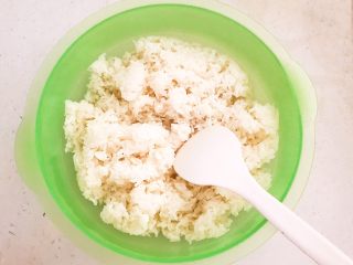 健康减脂午餐便当,把米饭放入一个大盆里打散