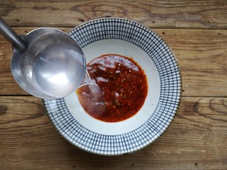 重庆红油抄手,于在碗中加入适量煮抄手的热汤。