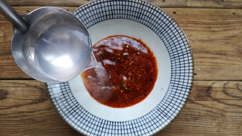 重庆红油抄手,于在碗中加入适量煮抄手的热汤。