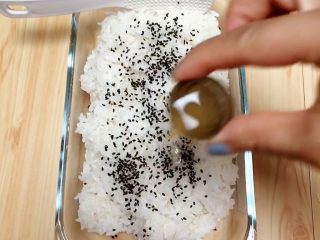 金枪鱼胚芽米寿司 | 便当,淋上15ml寿司醋。