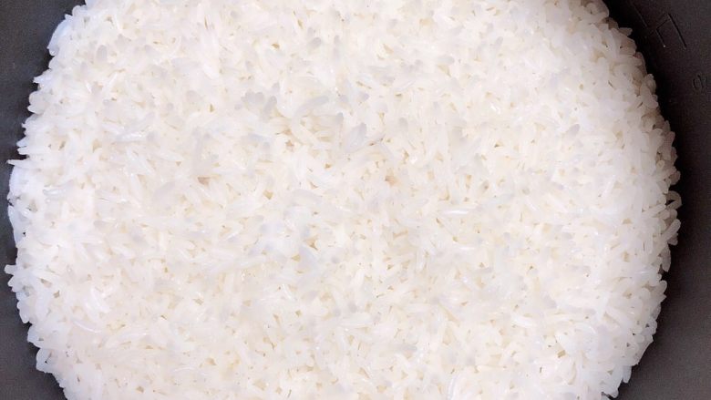 金枪鱼胚芽米寿司 | 便当,米饭焖好，可以在锅中焖20分钟，口感会更好。