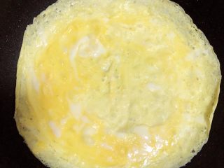 金枪鱼胚芽米寿司 | 便当,打两个鸡蛋，放一点盐，搅拌均匀，锅中放油摊鸡蛋饼。