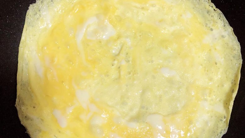 金枪鱼胚芽米寿司 | 便当,打两个鸡蛋，放一点盐，搅拌均匀，锅中放油摊鸡蛋饼。