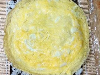 金枪鱼胚芽米寿司 | 便当,再放上煎好的鸡蛋饼。