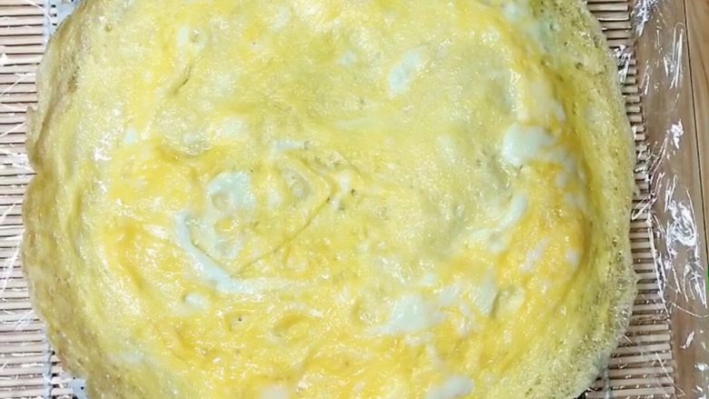 金枪鱼胚芽米寿司 | 便当,再放上煎好的鸡蛋饼。