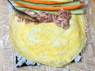 金枪鱼胚芽米寿司 | 便当,鸡蛋饼上放上黄瓜、胡萝卜条、金枪鱼肉。