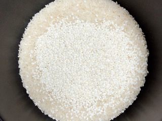 金枪鱼胚芽米寿司 | 便当,胚芽米2杯半，糯米半杯，用电饭锅煮饭。
