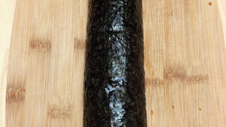 金枪鱼胚芽米寿司 | 便当,卷好的寿司卷是这样滴。