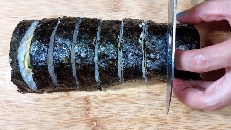 金枪鱼胚芽米寿司 | 便当,用刀将寿司卷切成均匀的小段儿。