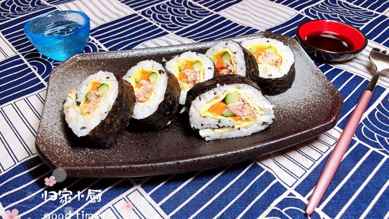 金枪鱼胚芽米寿司 | 便当,将寿司摆入盘中。一盘诱人的金枪鱼胚芽米寿司就可以吃啦！可以配上一些寿司酱油、青芥末一起吃。放入饭盒，便当做好了。