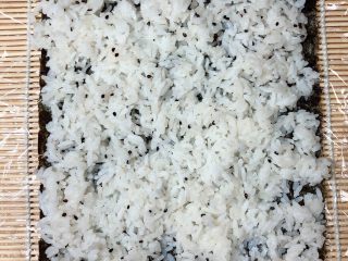金枪鱼胚芽米寿司 | 便当,铺上一层米饭，四边可以少留些空位，不用全铺满。
