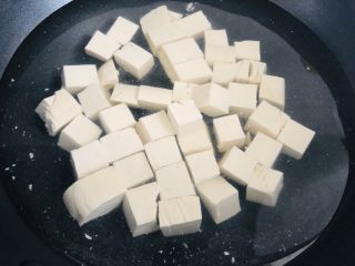 麻婆豆腐,锅里烧水，加入盐，煮一下豆腐，煮过的豆腐不容易碎，而且口感更加弹口。