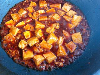 麻婆豆腐,汤汁慢慢变浓稠撒上花椒面即可出锅