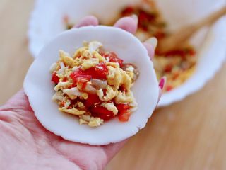 番茄蝦仁雞蛋水晶蒸餃,搟好的面皮上，放入適量的餡料。